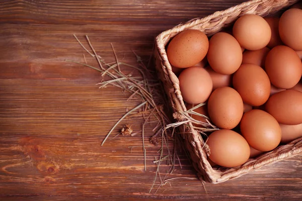 Ωμά αυγά στο καλάθι — Φωτογραφία Αρχείου