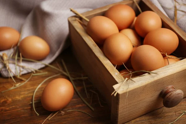 Huevos crudos en cajón — Foto de Stock