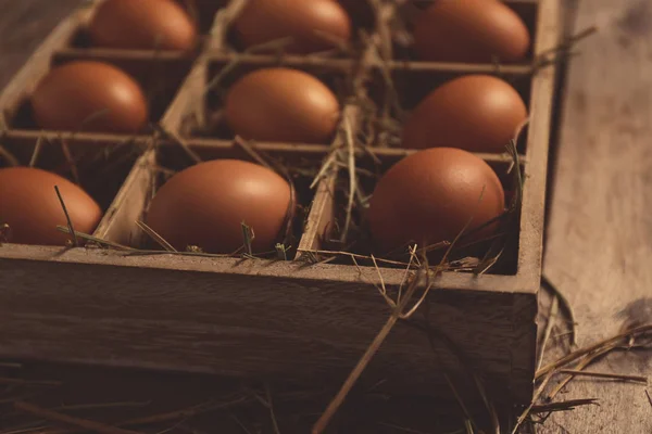 Huevos crudos en caja — Foto de Stock