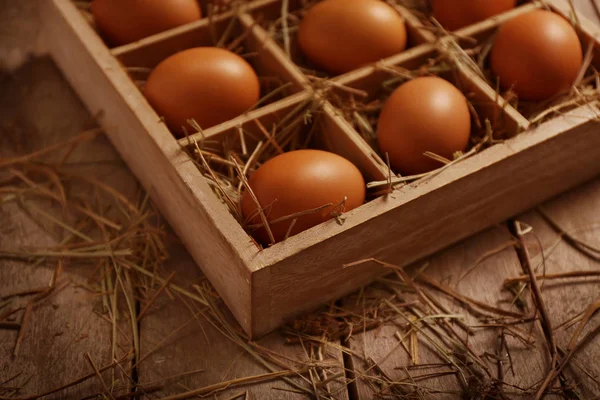 Huevos crudos en caja — Foto de Stock