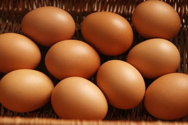 Rohe Eier im Korb — Stockfoto