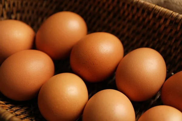 Rohe Eier im Korb — Stockfoto
