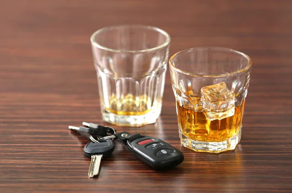 Алкогольні та автомобільні ключі — стокове фото