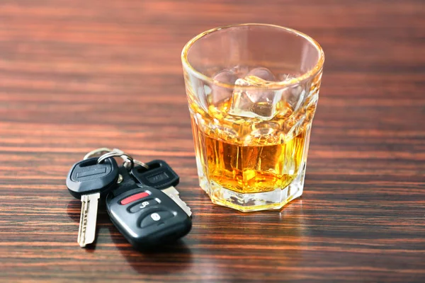 Alcohol y llaves del coche — Foto de Stock