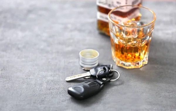 Alcohol y llaves del coche — Foto de Stock