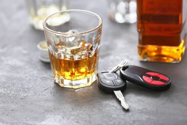 Αλκοόλ και αυτοκίνητο κλειδιά — Φωτογραφία Αρχείου