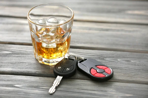 Alkoholi ja auton avaimet — kuvapankkivalokuva