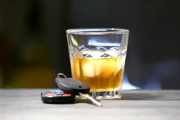 酒精和汽车钥匙 — 图库照片