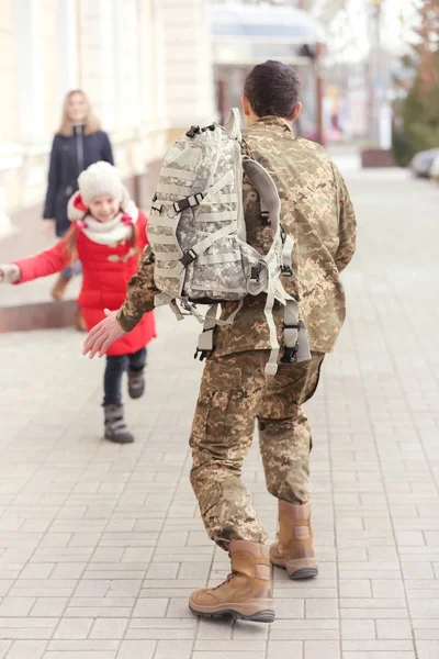 Reunião de soldado com a família — Fotografia de Stock