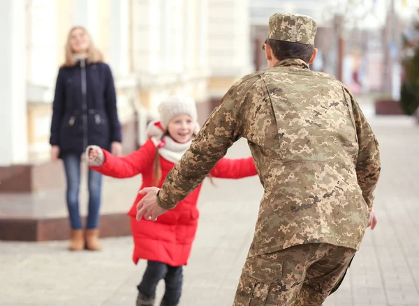 Возз'єднання солдата з сім'єю — стокове фото