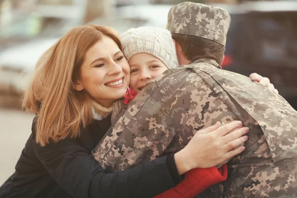 Soldado feliz com família — Fotografia de Stock