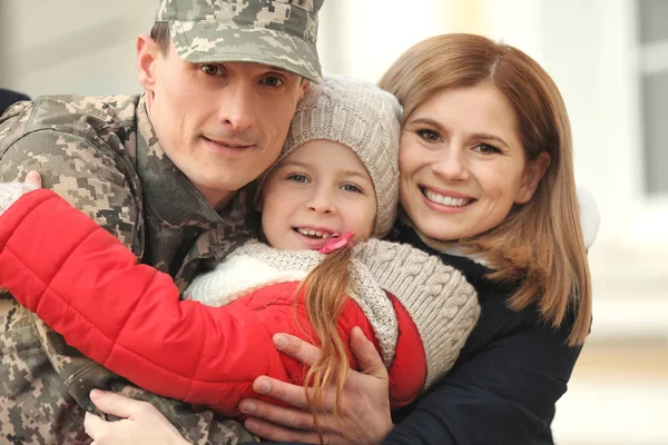 Soldado feliz com família — Fotografia de Stock