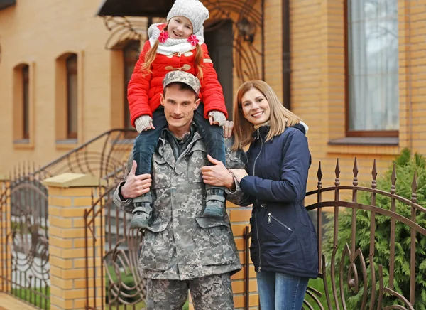 Happy soldier with family — Stock Photo, Image