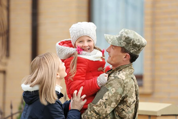 Щасливий солдат з родиною — стокове фото