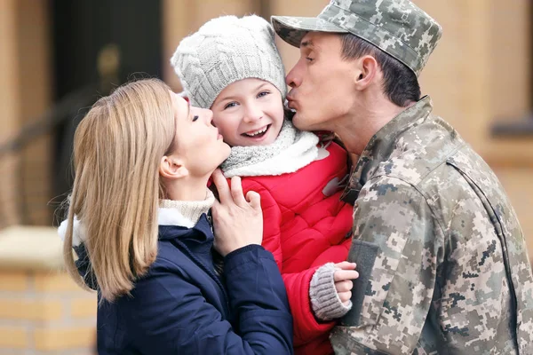 Soldado Feliz Com Sua Família Livre — Fotografia de Stock