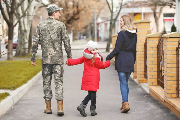Щасливий солдат з сім'єю на відкритому повітрі — стокове фото
