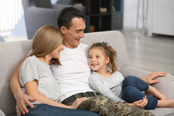 Militaire Vader Met Zijn Gezin Sofa Thuis — Stockfoto