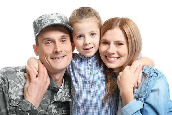 Beyaz zemin üzerine ailesiyle mutlu asker