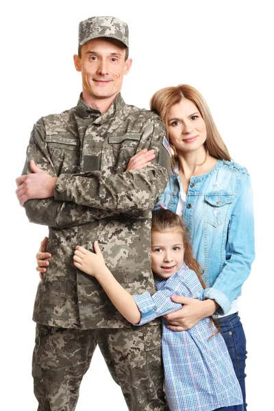Счастливый солдат с семьей на белом фоне — стоковое фото