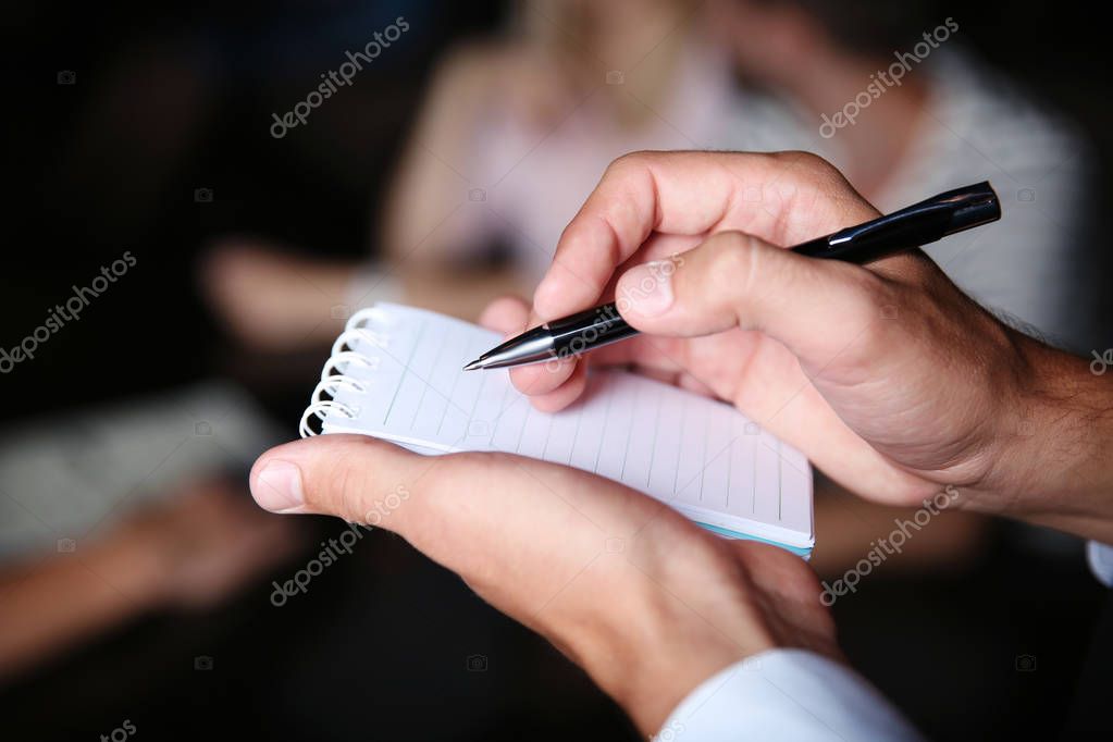 фото самозанятые граждане. Merchant service. Equity theory. официант записывает заказ. самозанятые предприниматели.