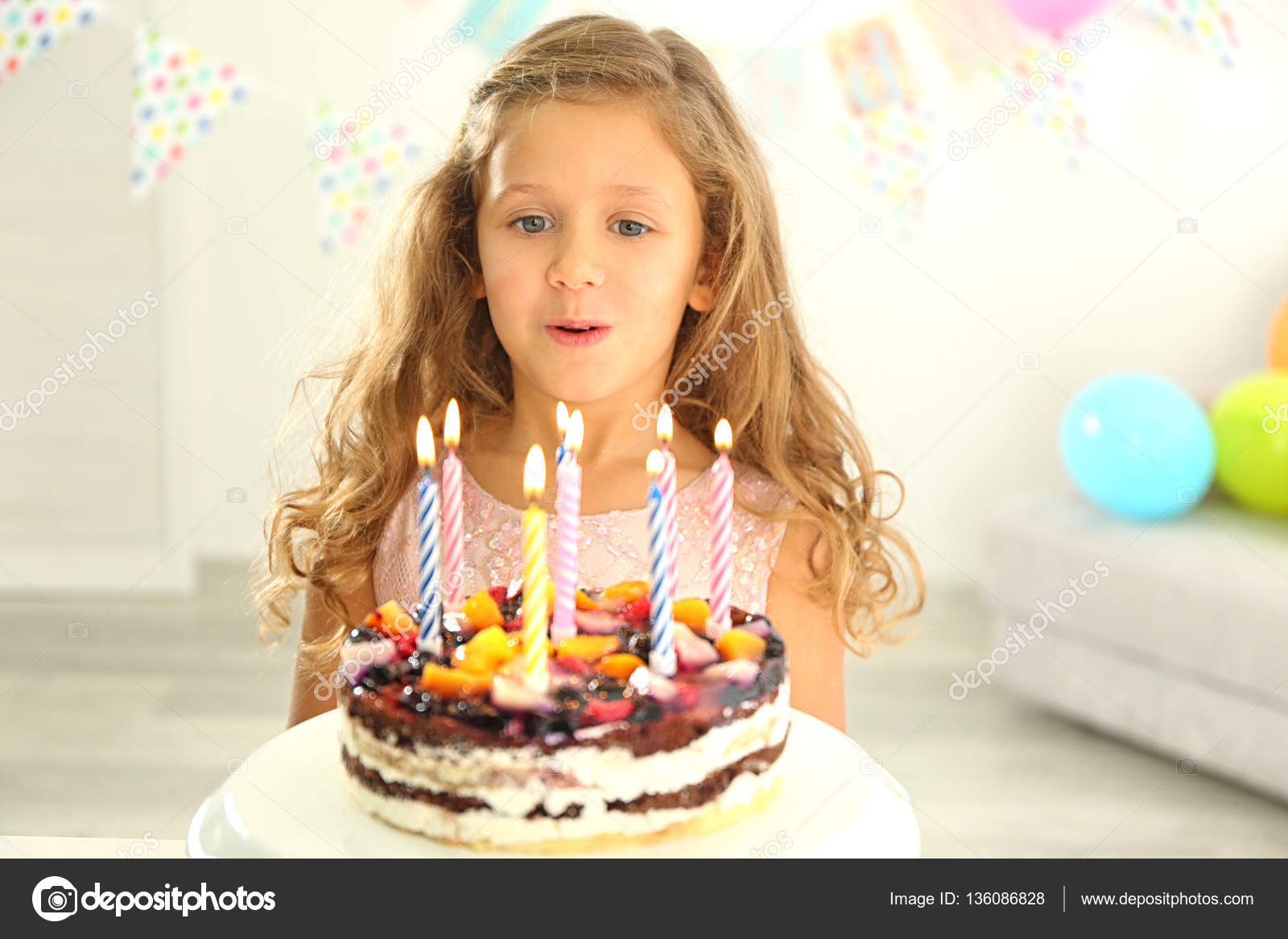Petite Fille Drole Avec Gateau Anniversaire Maison Image Libre De Droit Par Belchonock C Petite Fille Drole Avec Gateau Anniversaire Maison Image Libre De Droit Par Belchonock C