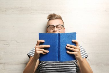 Yakışıklı genç adam.