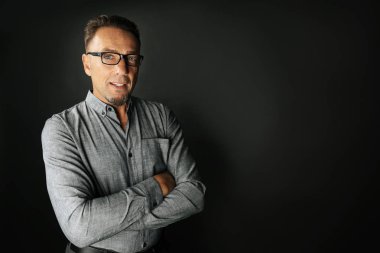 Siyah arka plandaki yakışıklı adam.