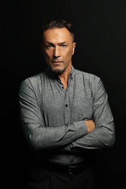 Siyah arka plandaki yakışıklı adam.