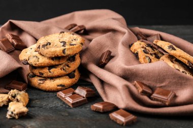 Peçete üzerinde çikolata kurabiye