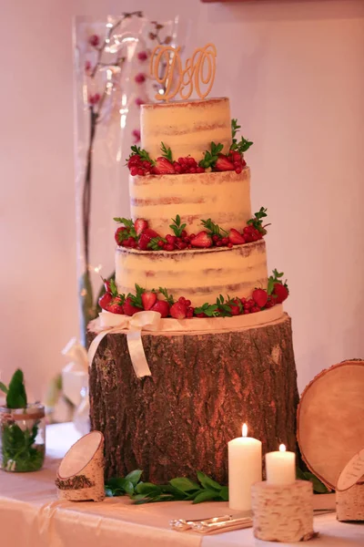 Bolo de casamento no toco — Fotografia de Stock