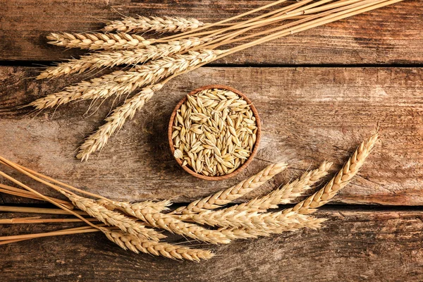 Malt in small bowl and spikes — Stock Photo, Image