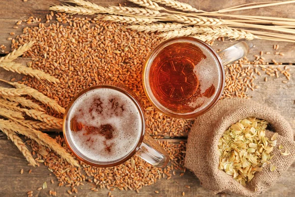 Vasos de cerveza e ingredientes —  Fotos de Stock