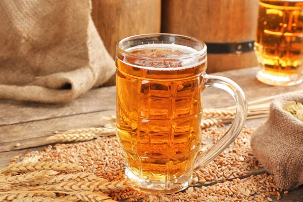 Copo de cerveja e cevada — Fotografia de Stock