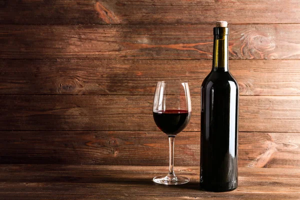 Бутылка вина и бокал — стоковое фото