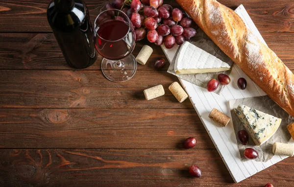 Vinho, baguete e queijo — Fotografia de Stock