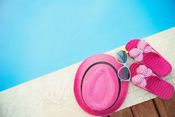 Čepice, sluneční brýle a překlopit propadáků — Stock fotografie