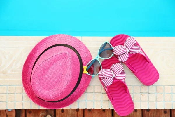 Hat, sunglasses and flip flops — Stock Photo, Image