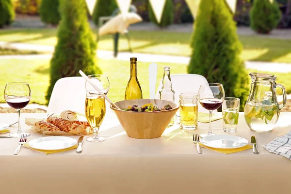 Tisch mit Speisen und Getränken — Stockfoto
