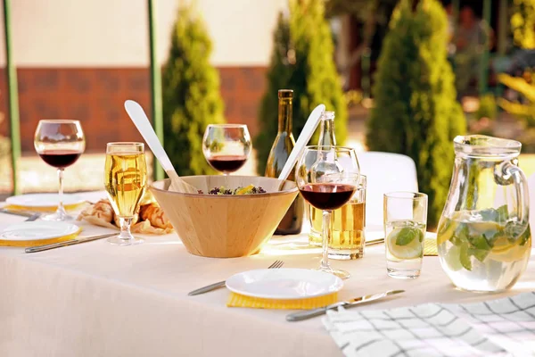 Tisch mit Speisen und Getränken — Stockfoto