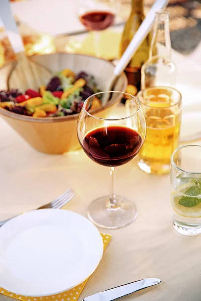 Stůl s jídlem a pitím — Stock fotografie