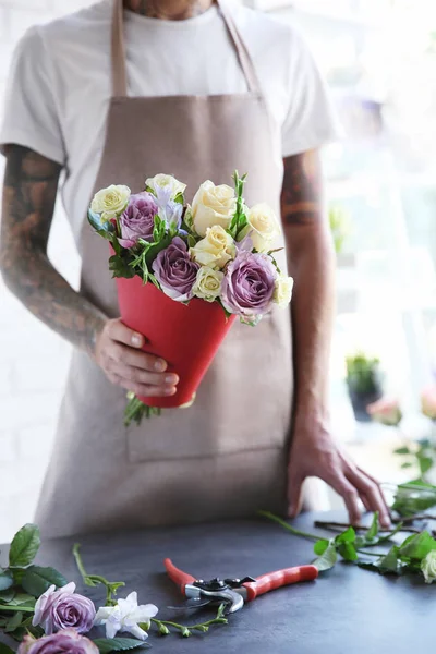 Male florist holding beautiful bouquet — Stock Photo, Image