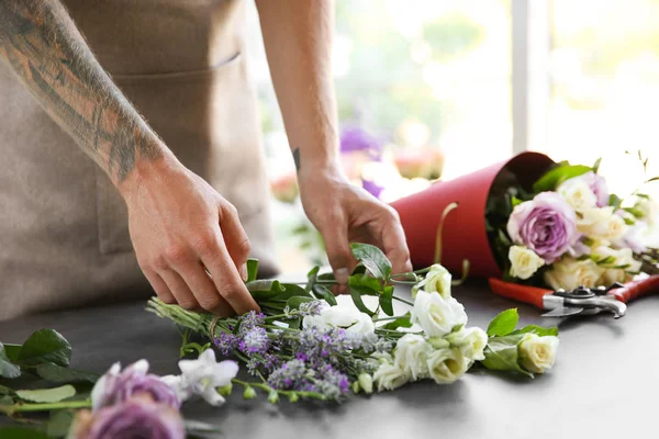 Masculino florista fazendo buquê — Fotografia de Stock