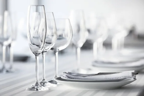 Serveertafel in restaurant — Stockfoto