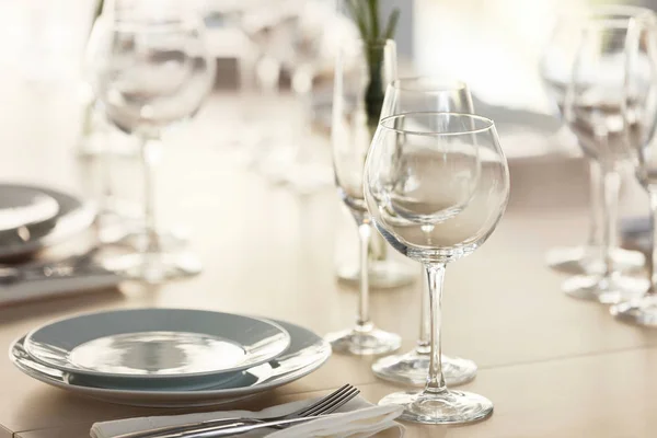 Serveertafel in restaurant — Stockfoto