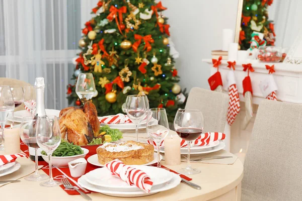 Mesa servida para o jantar de Natal — Fotografia de Stock