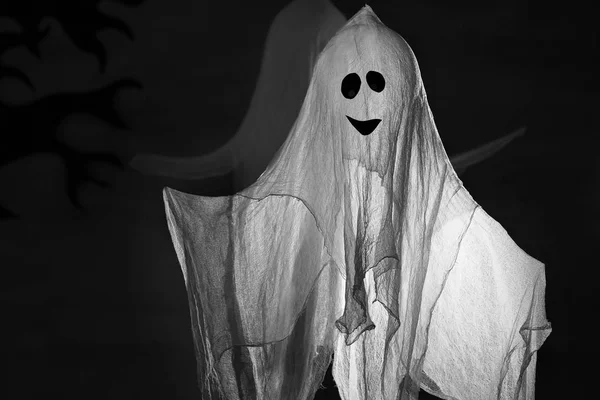 Grappige ghost en griezelig decor — Stockfoto