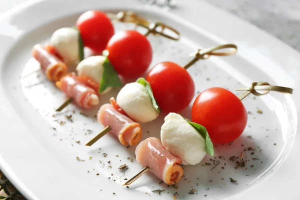 Conjunto de deliciosos canapés — Foto de Stock