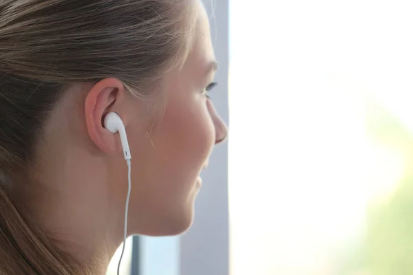 Carino adolescente ascoltare musica — Foto Stock