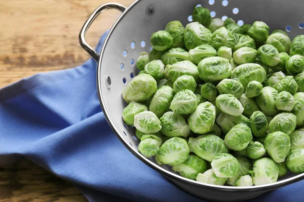 Varza de Bruxelles în colander — Fotografie, imagine de stoc