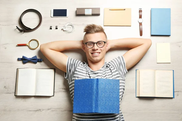 Mann auf dem Boden mit verschiedenen Gegenständen — Stockfoto